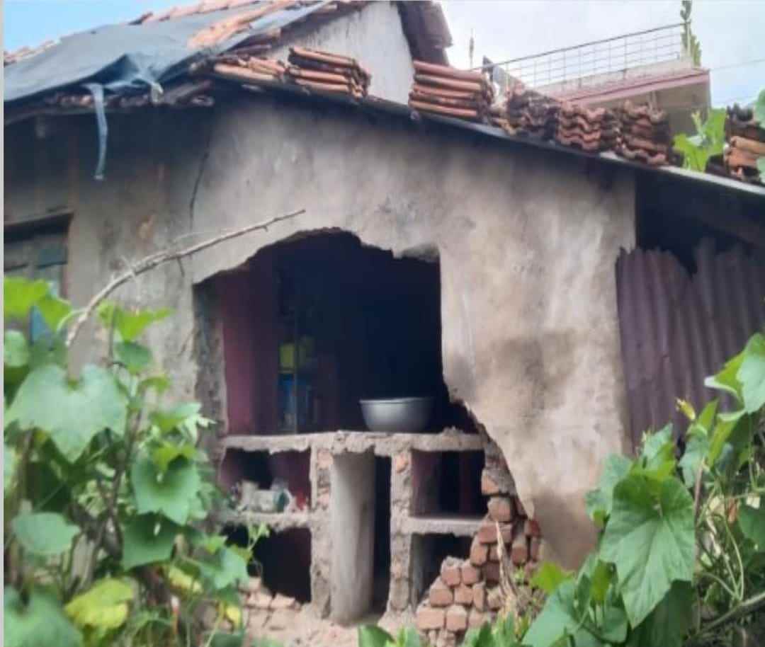 विसापूरात संततधार पावसाने घराची भिंत कोसळली:जीवितहानी टळली